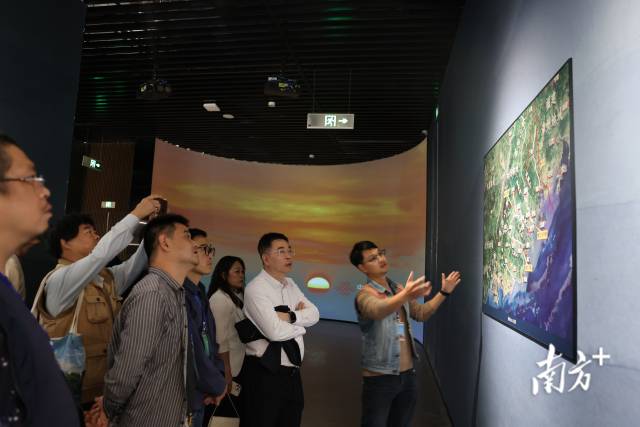 培训班成员参观世界潮人历史文化展示中心。