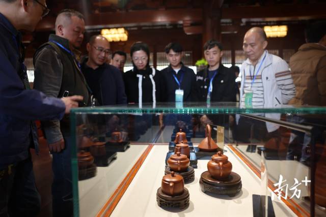 培训班成员参观手拉壶展览。